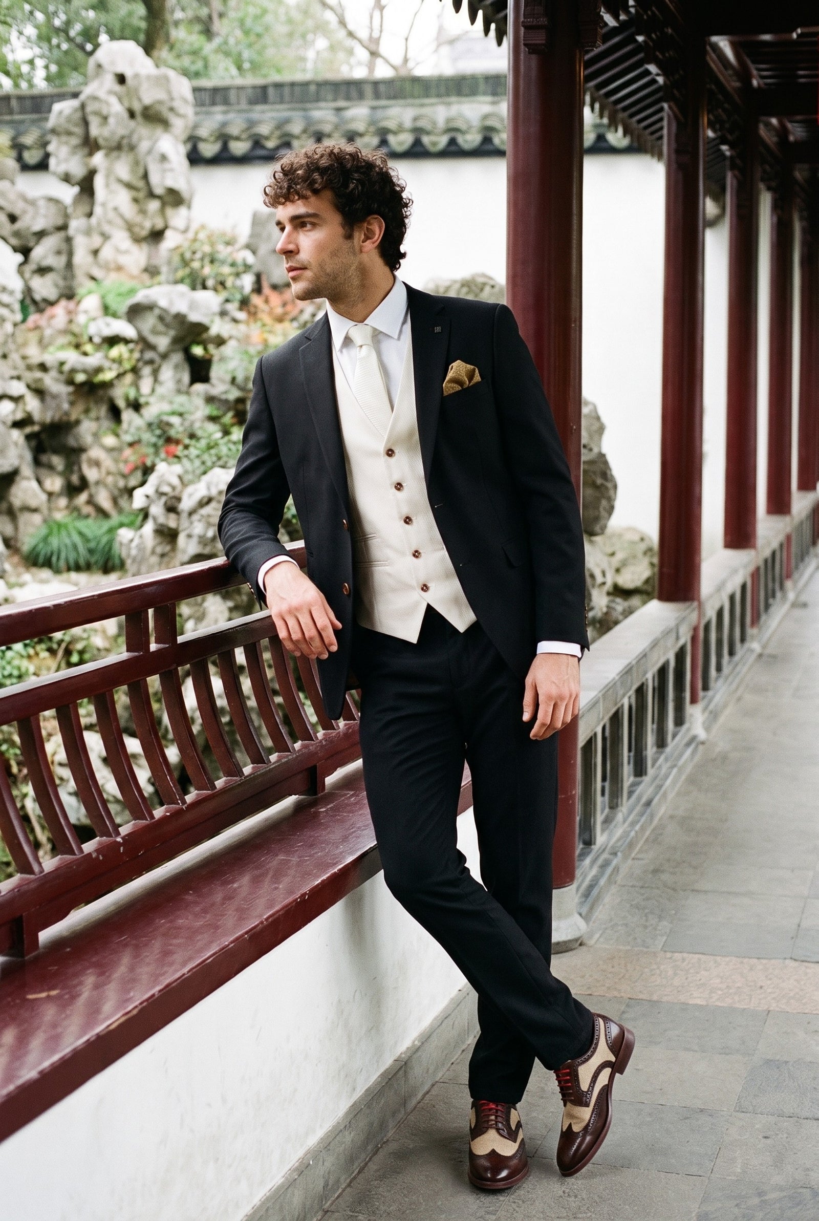 Look #1005 styled with Mayfair - Moška črna obleka iz 3 delov s kremnim telovnikom