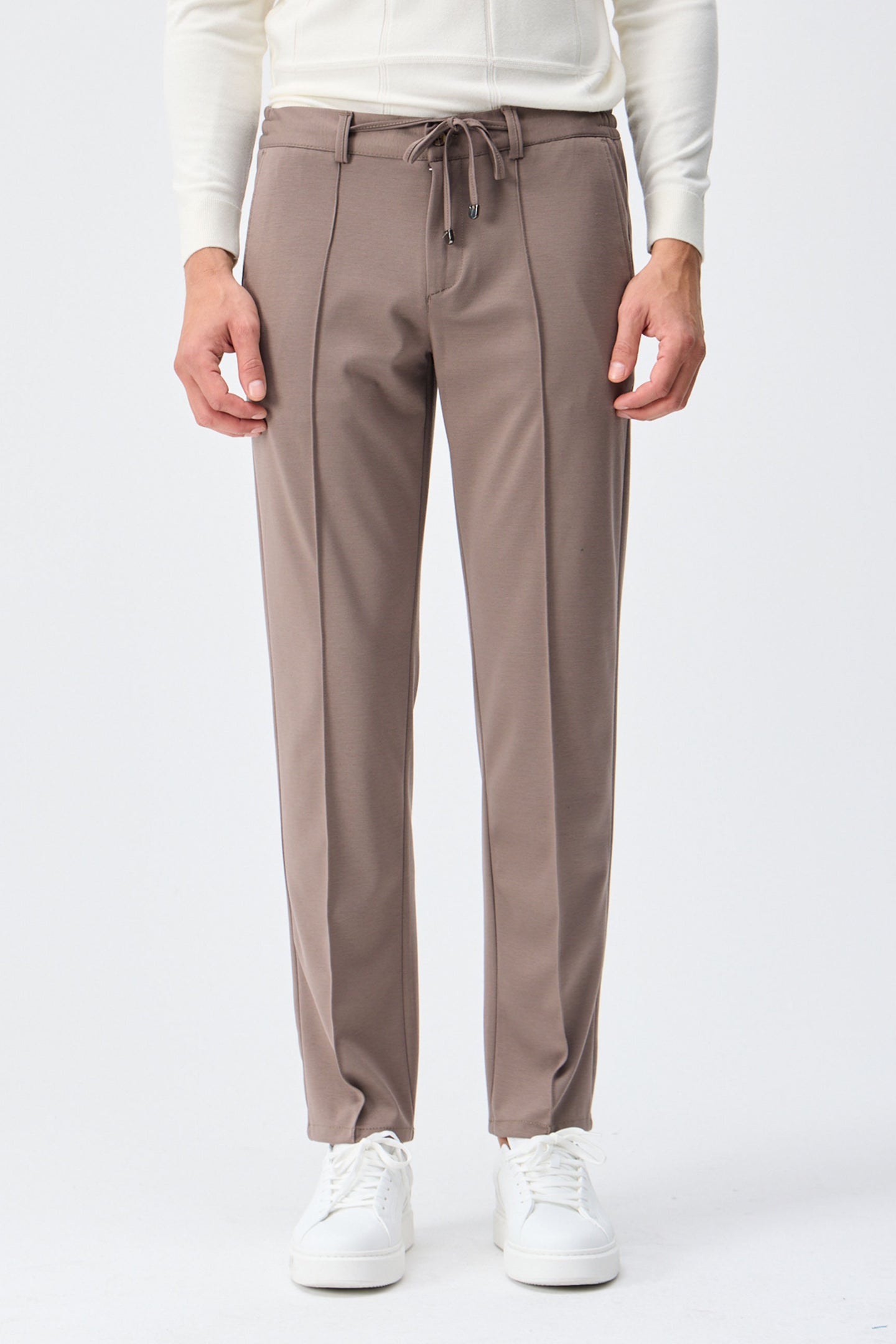Moške taupe rjave elegantne hlače z vrvico, krojene, zožene