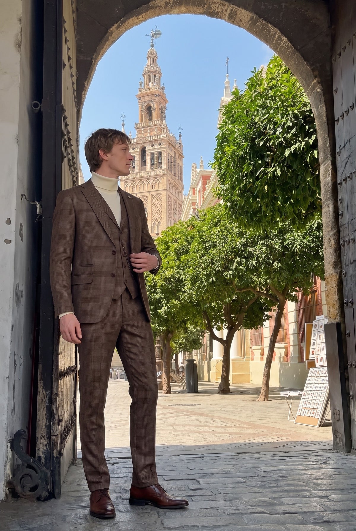 Look #1011 styled with Moški krem pulover z ovratnikom in dolgimi rokavi, pleten iz mehke mešanice viskoze