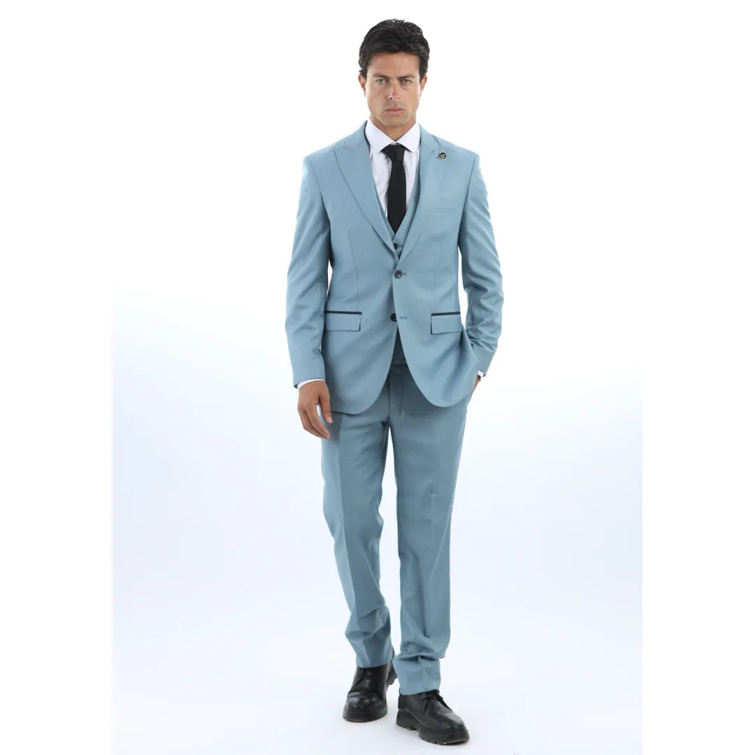 Moški v svetlo modri obleki z belo srajco in črno kravato na belem ozadju