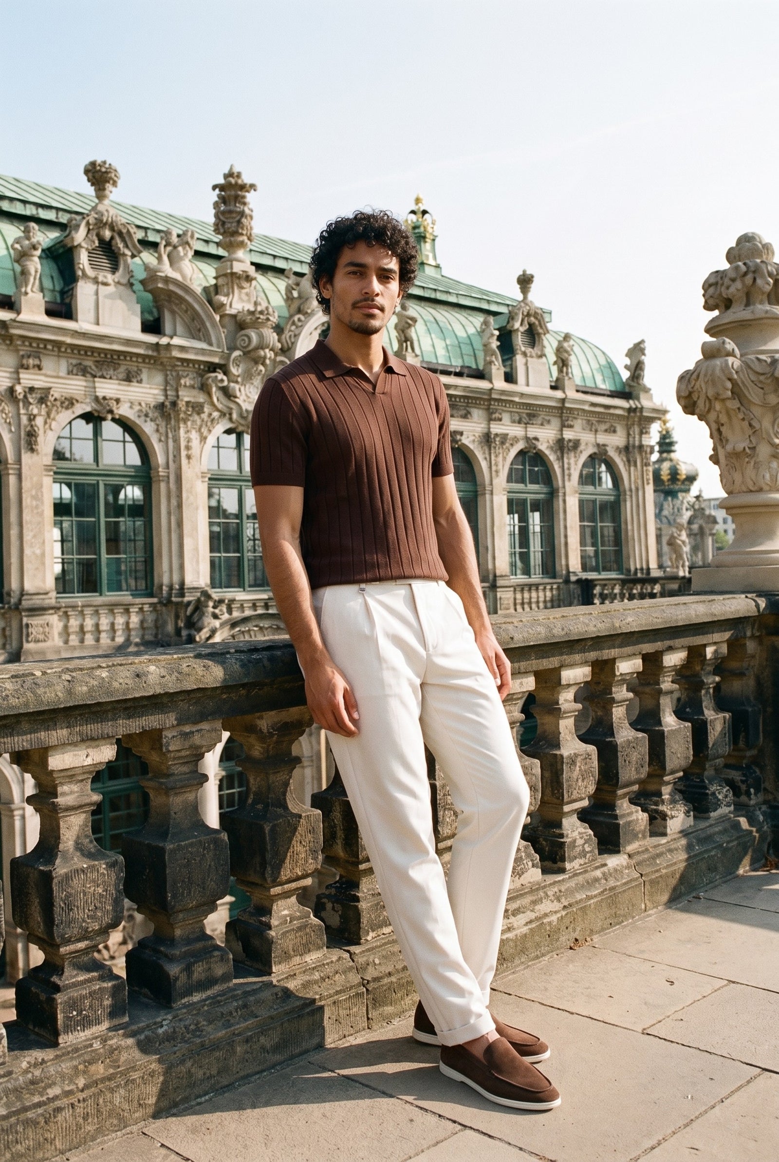 Look #1027 styled with Moške kremne nagubane hlače Gurkha z nastavljivim pasom, krojene, zožene