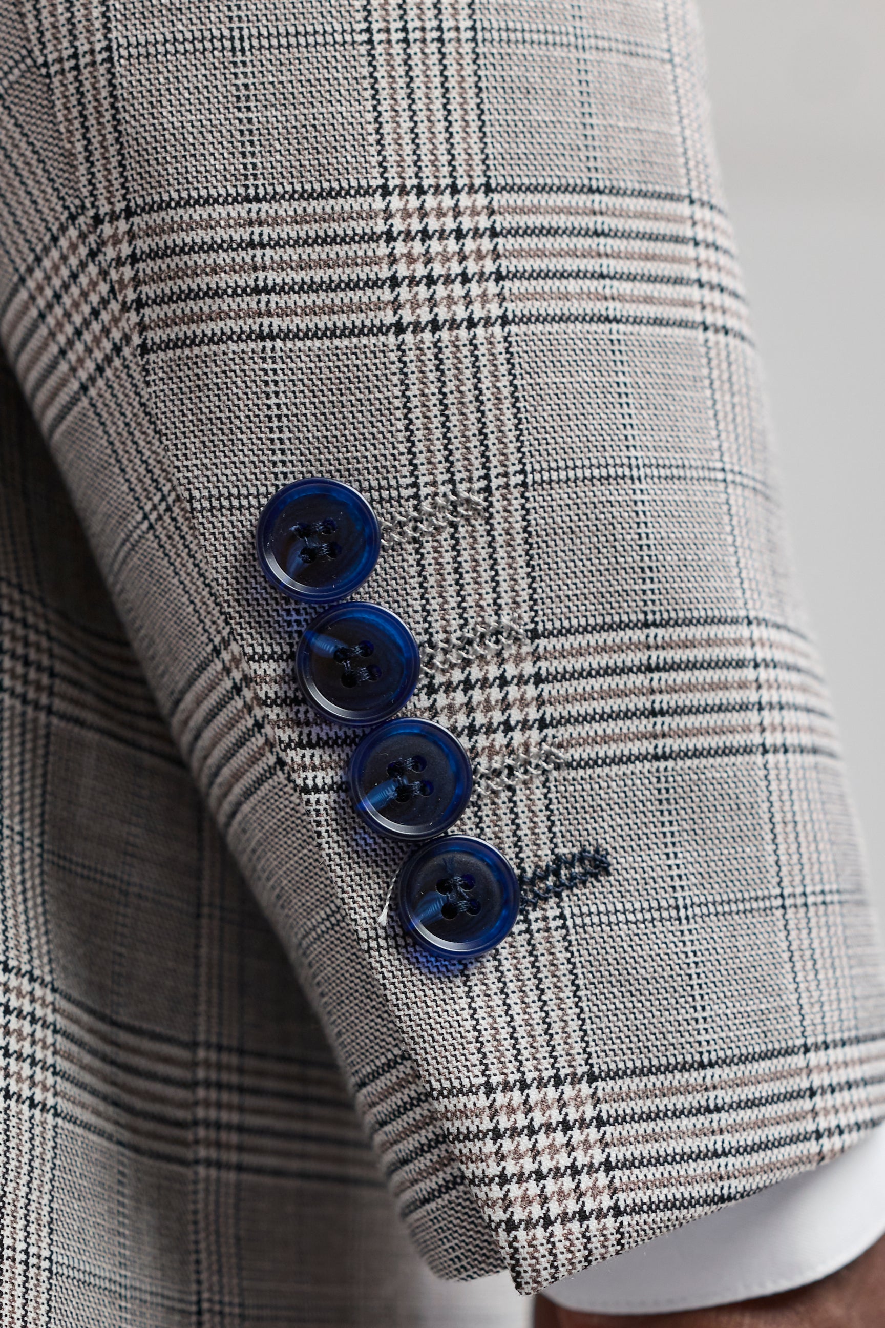 Moška svetlo siva tridelna obleka Hugo z mornarsko modrim karo vzorcem in žametnimi obrobami