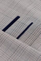 Moška svetlo siva tridelna obleka Hugo z mornarsko modrim karo vzorcem in žametnimi obrobami