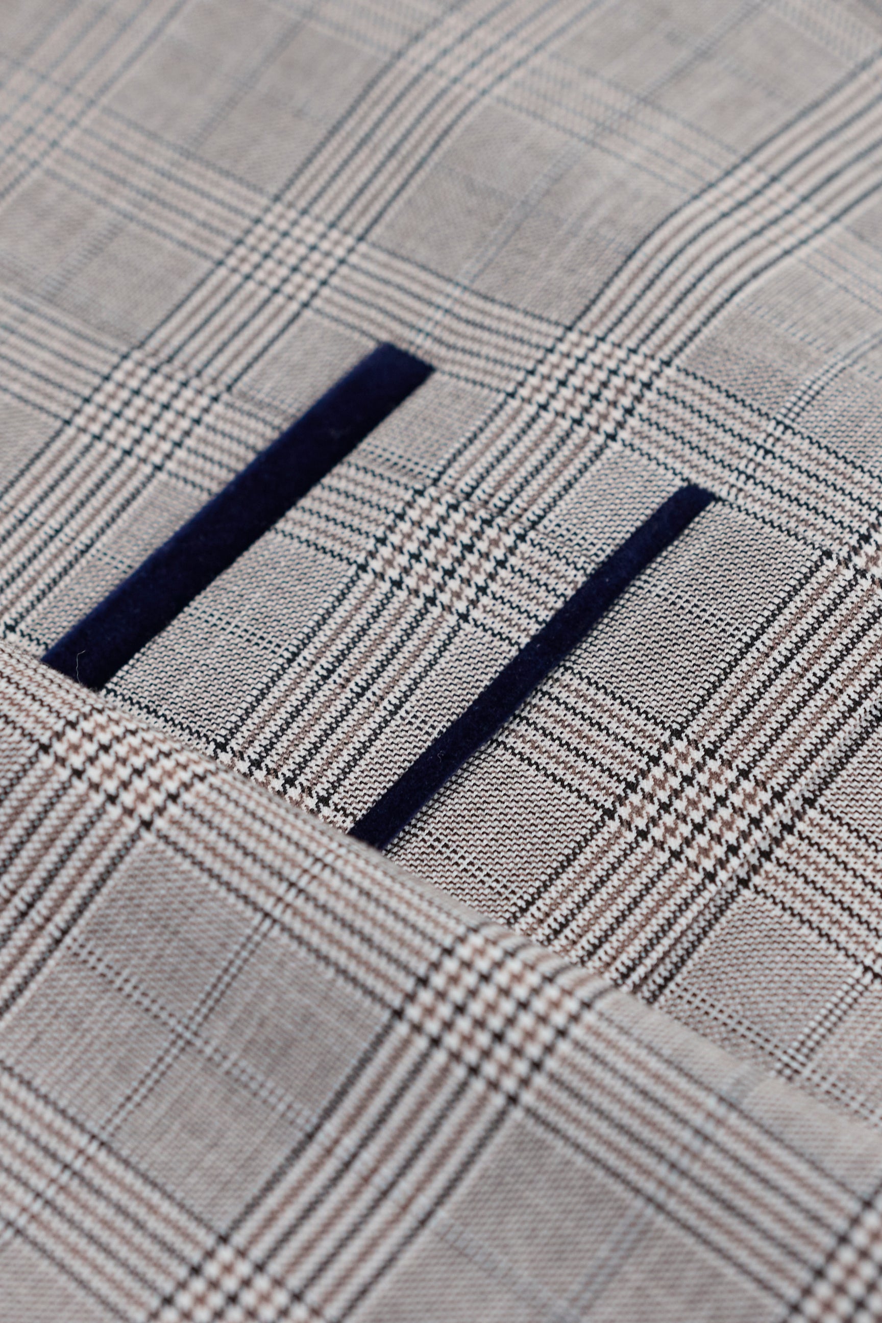 Moška svetlo siva tridelna obleka Hugo z mornarsko modrim karo vzorcem in žametnimi obrobami