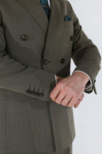 Kurt - Moška dvodelna obleka žajbljevo zelene barve z dvojnim zapenjanjem