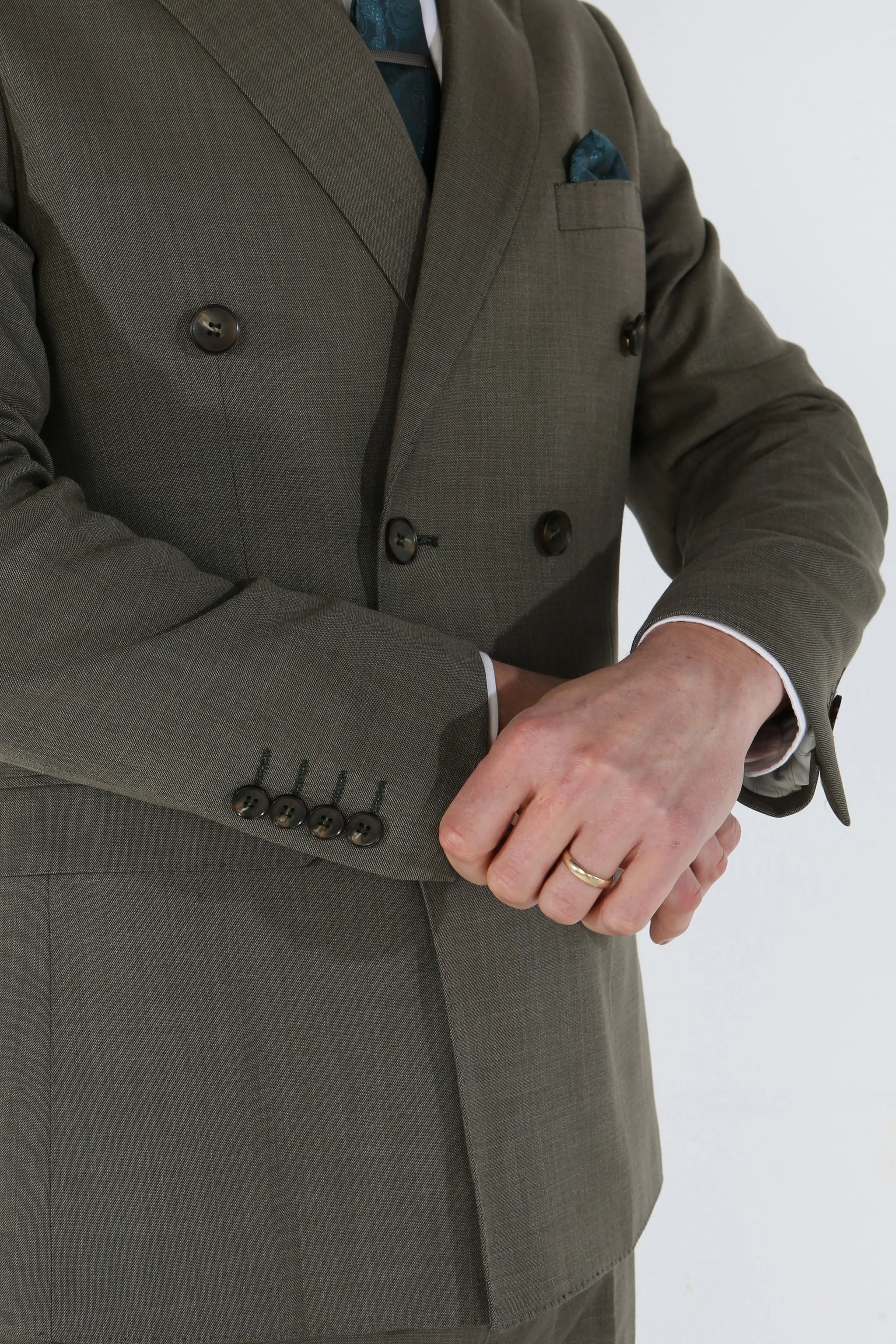 Kurt - Moška dvodelna obleka žajbljevo zelene barve z dvojnim zapenjanjem