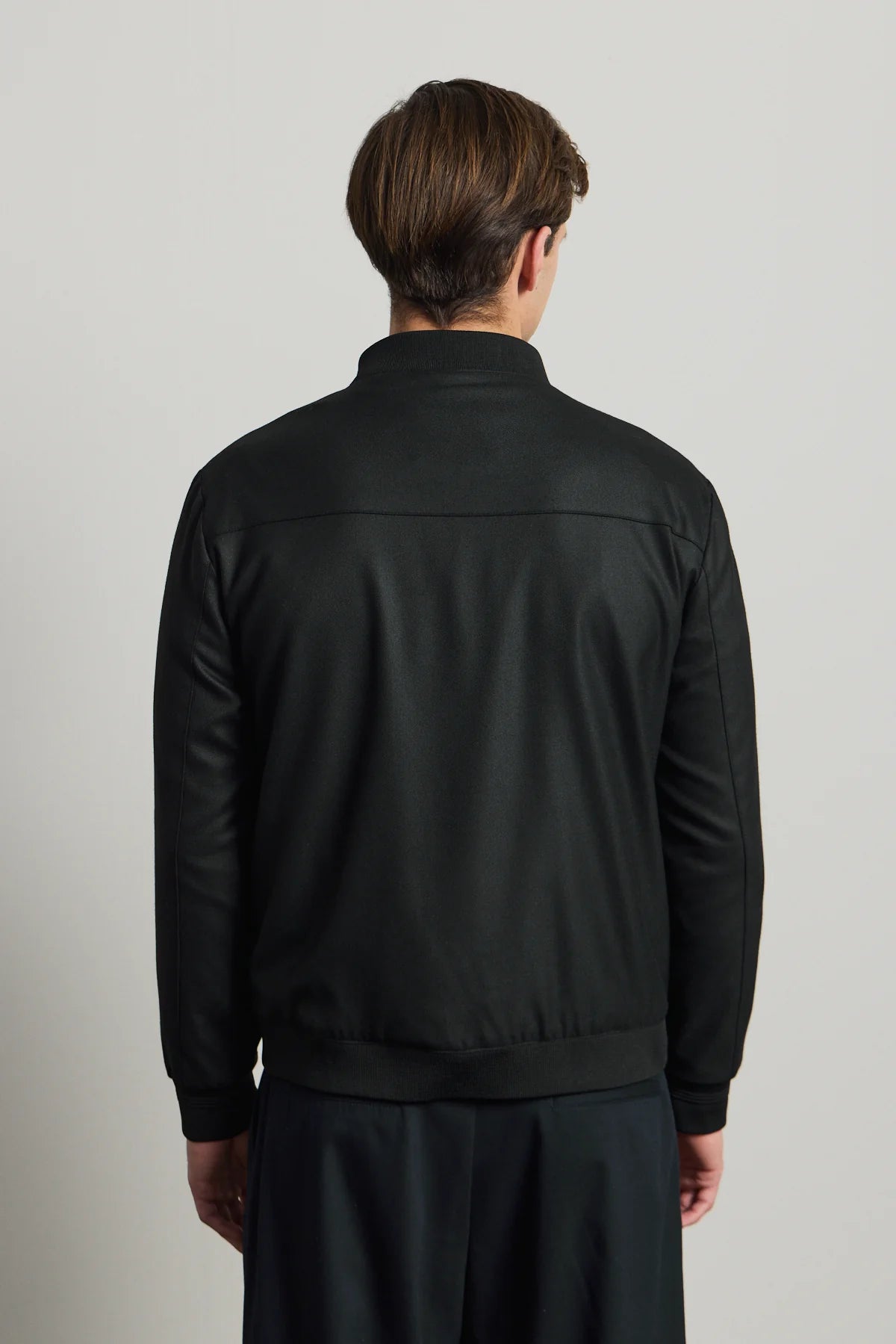 Moška črna minimalistična elegantna bomber jakna