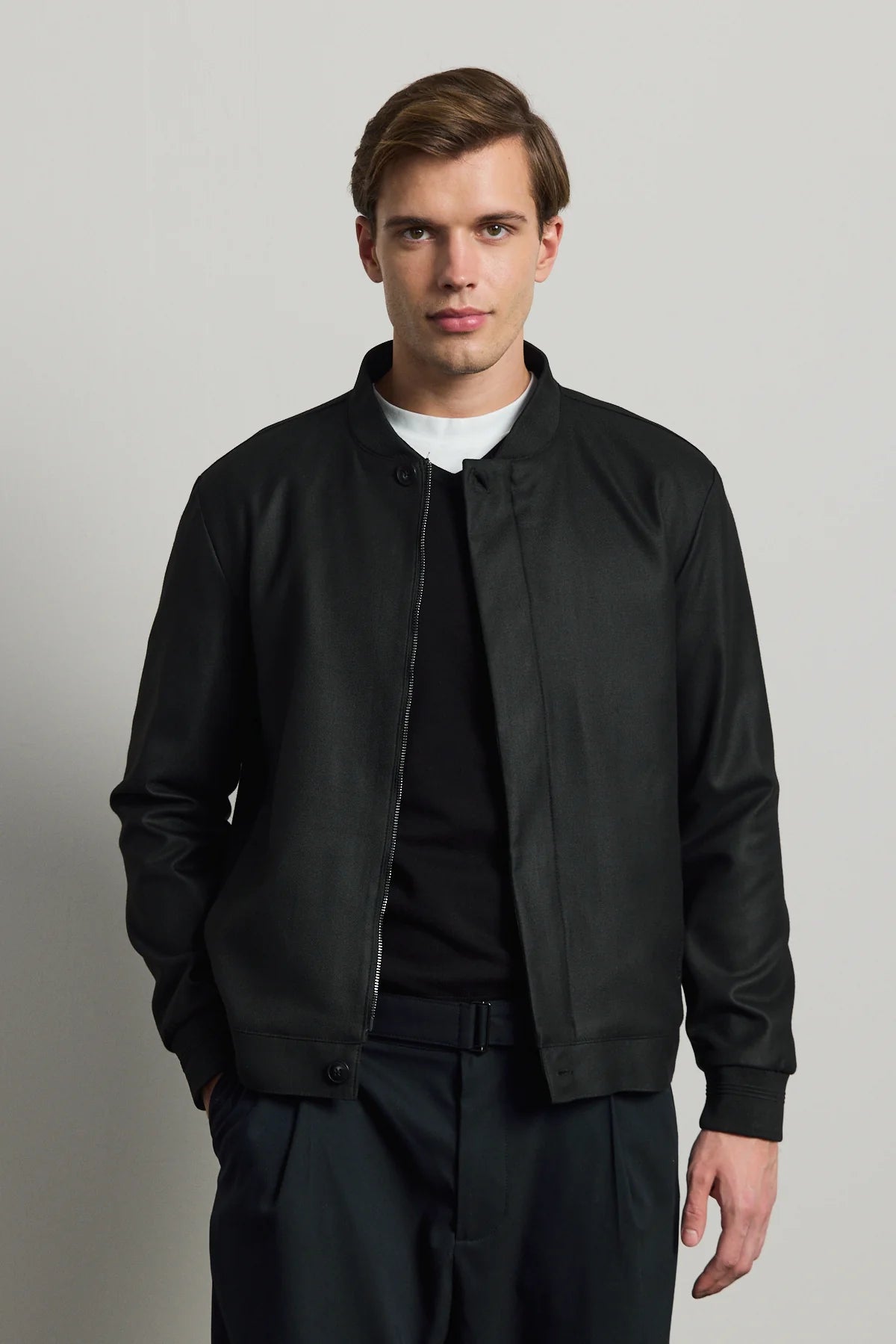 Moška črna minimalistična elegantna bomber jakna