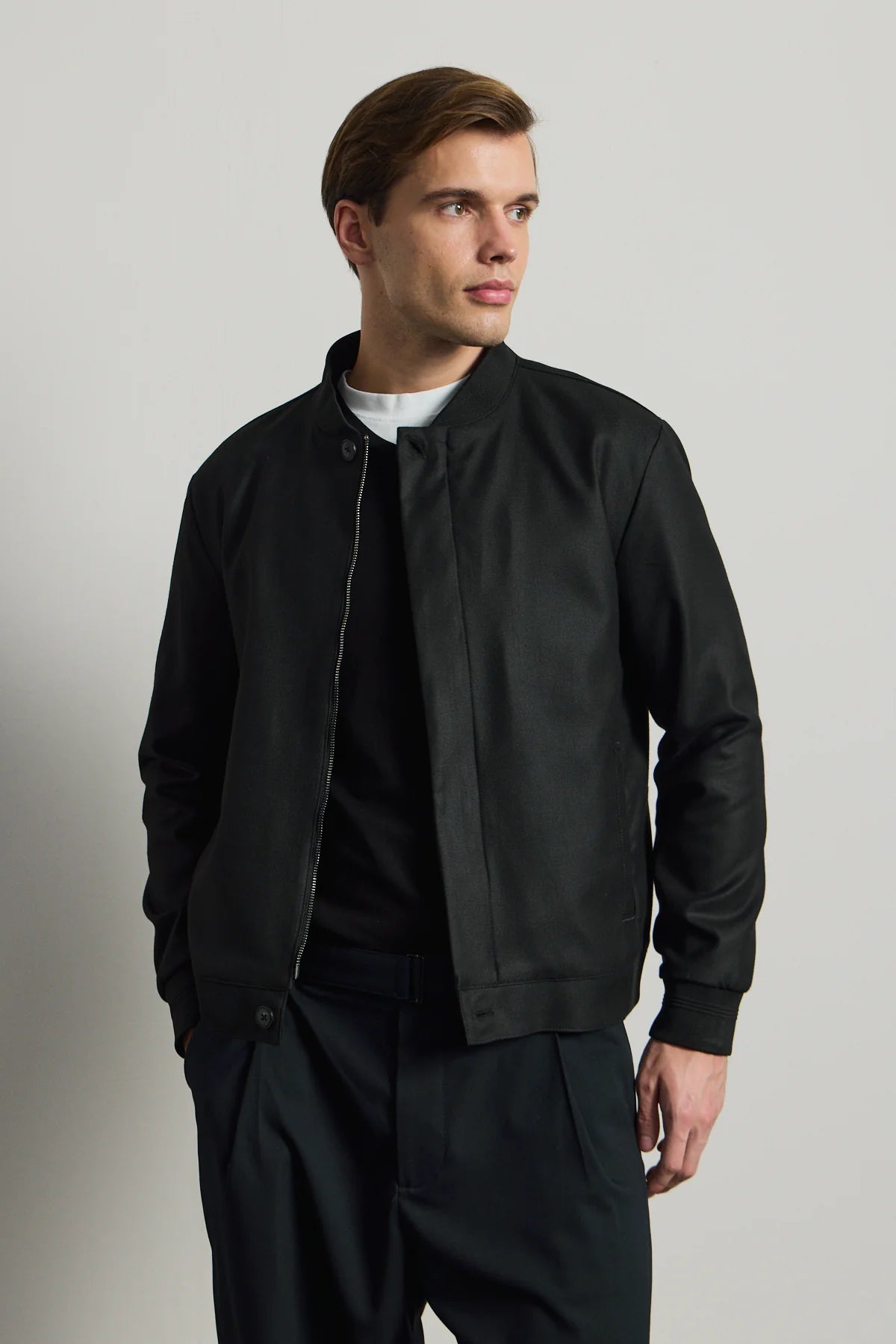 Moška črna minimalistična elegantna bomber jakna