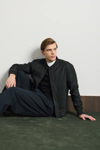 Moška črna minimalistična elegantna bomber jakna