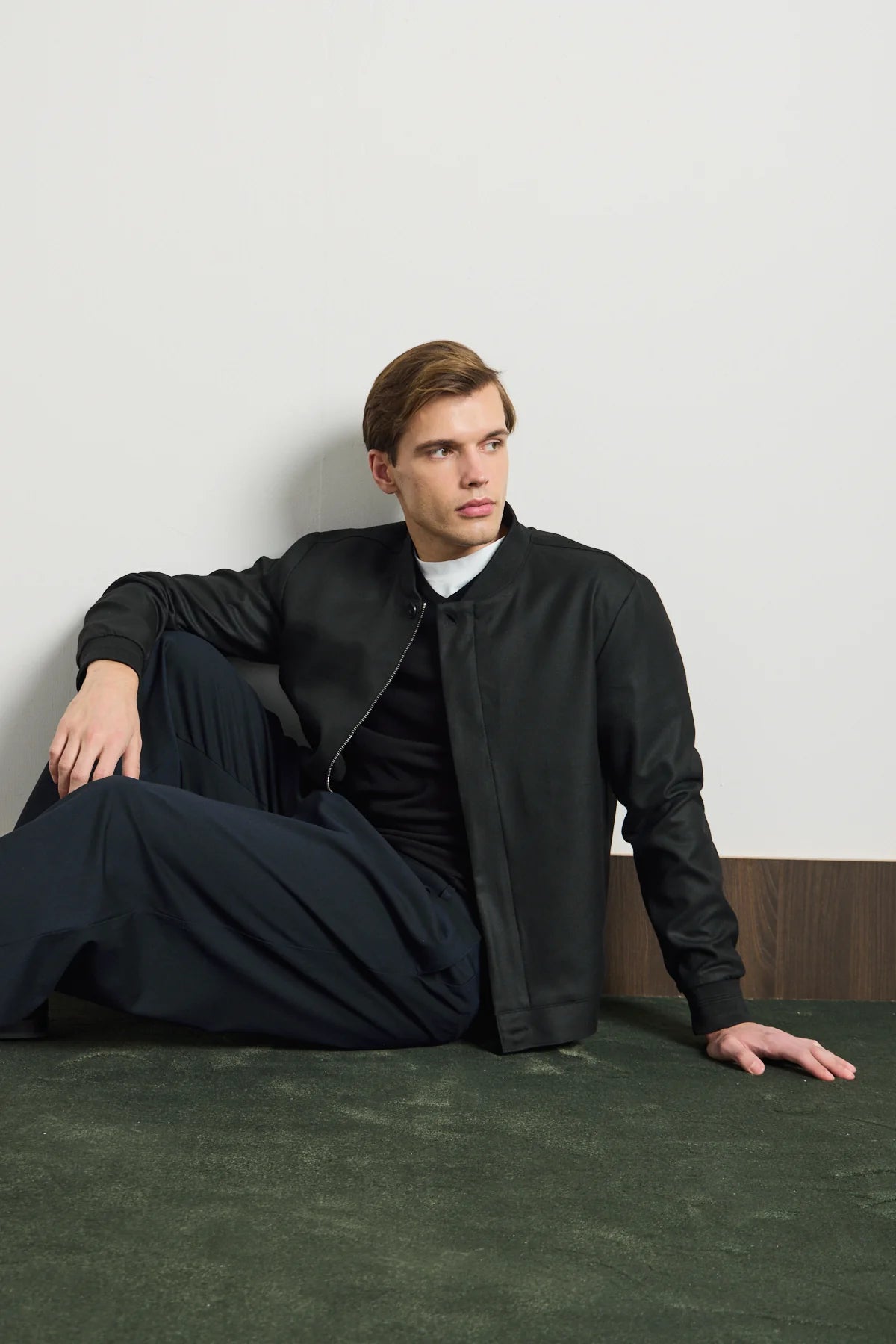 Moška črna minimalistična elegantna bomber jakna
