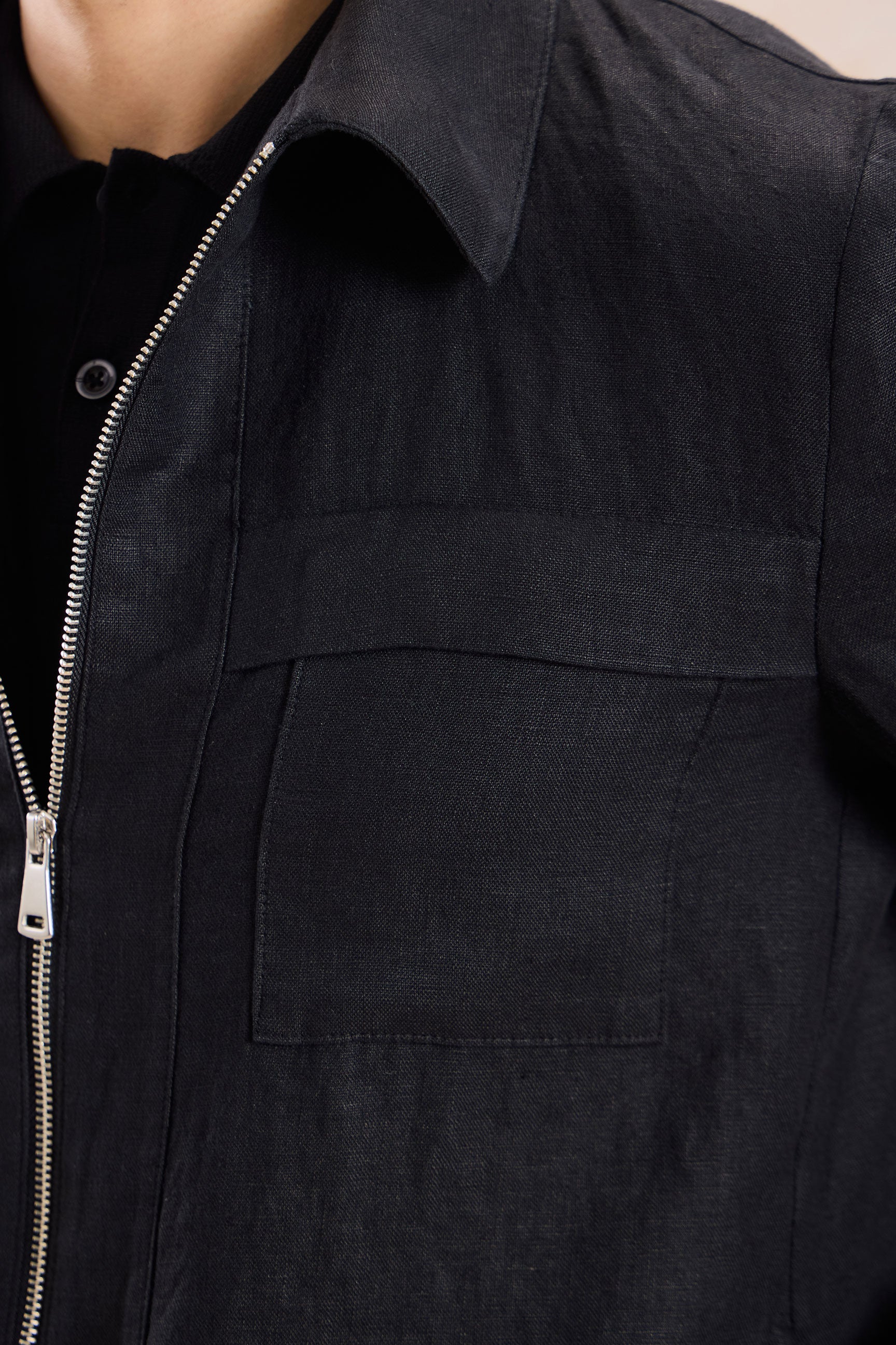 Moški komplet iz črne lanene jakne z zadrgo in bež hlač, elegantno ležerno poletno oblačilo