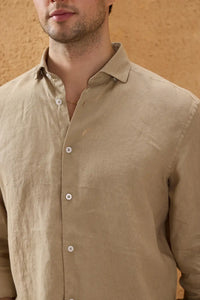Moška temno bež srajca z dolgimi rokavi in gumbi iz čistega lana