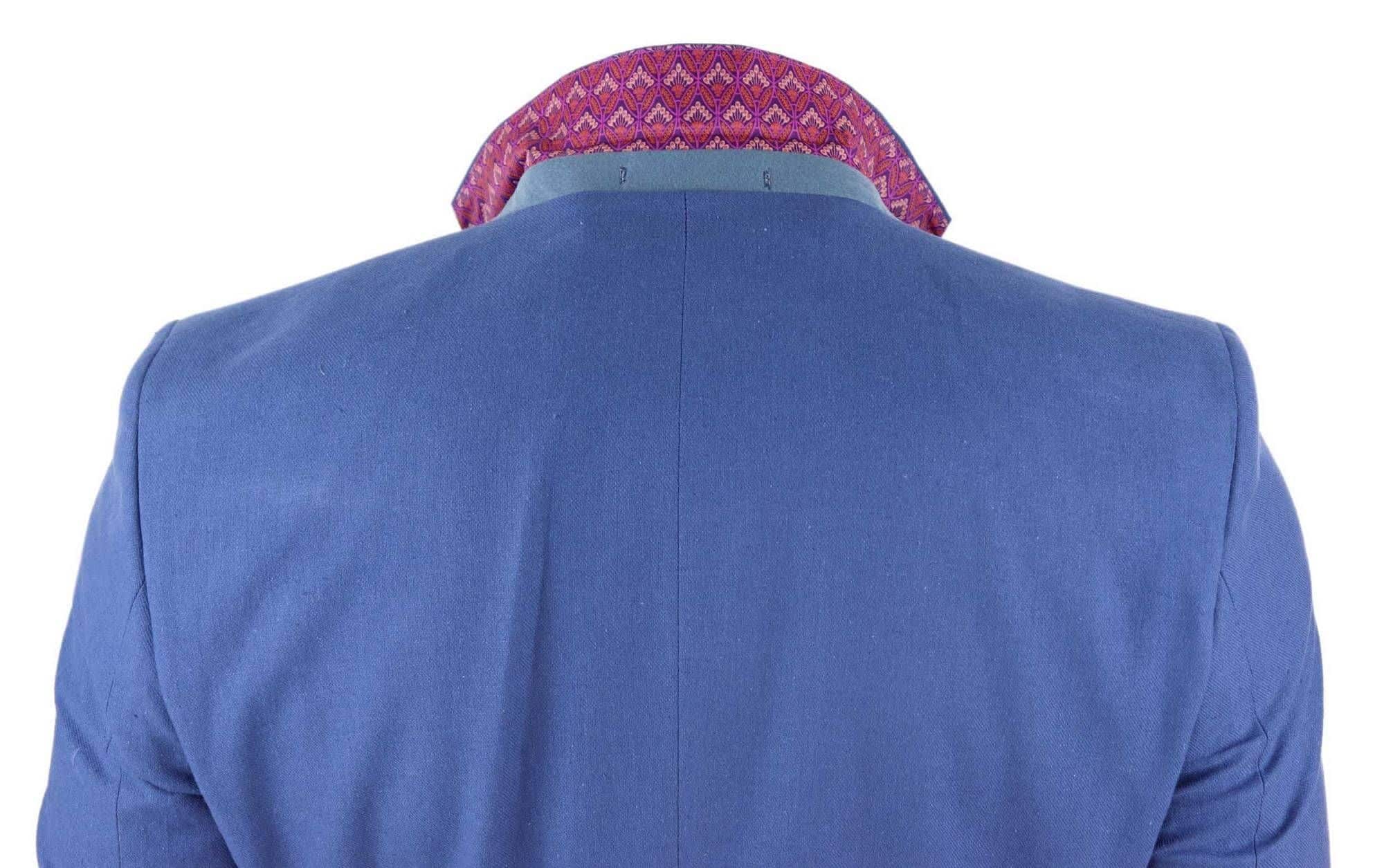 Moška poletna obleka v modri svetlobi